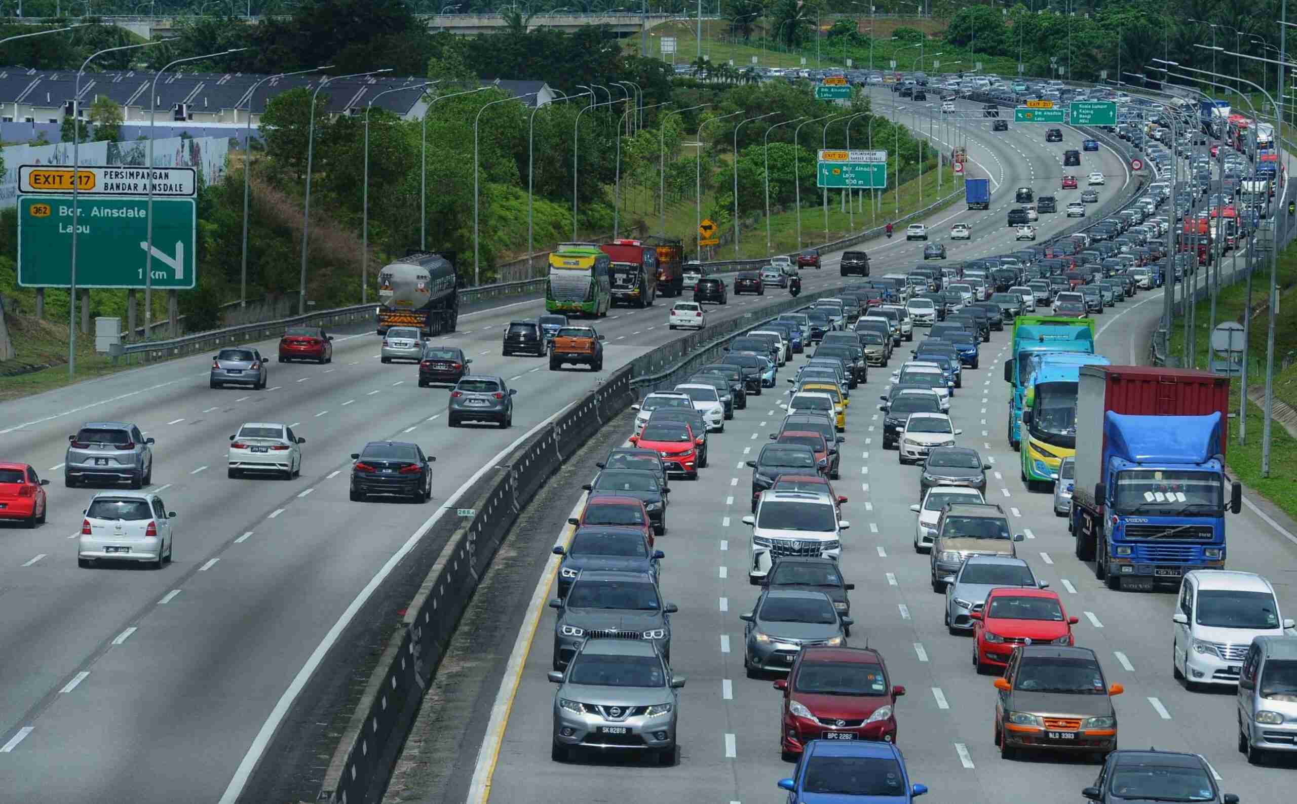 இன்று காலை தொடங்கி பிரதான நெடுஞ்சாலைகளில் வாகனங்கள் மெதுவாக நகர்கின்றன