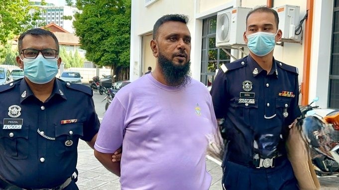 பக்கவாட்டு கண்ணாடி, வாகன விளக்குகளை சேதப்படுத்தியதாக நபர் மீது குற்றச்சாட்டு