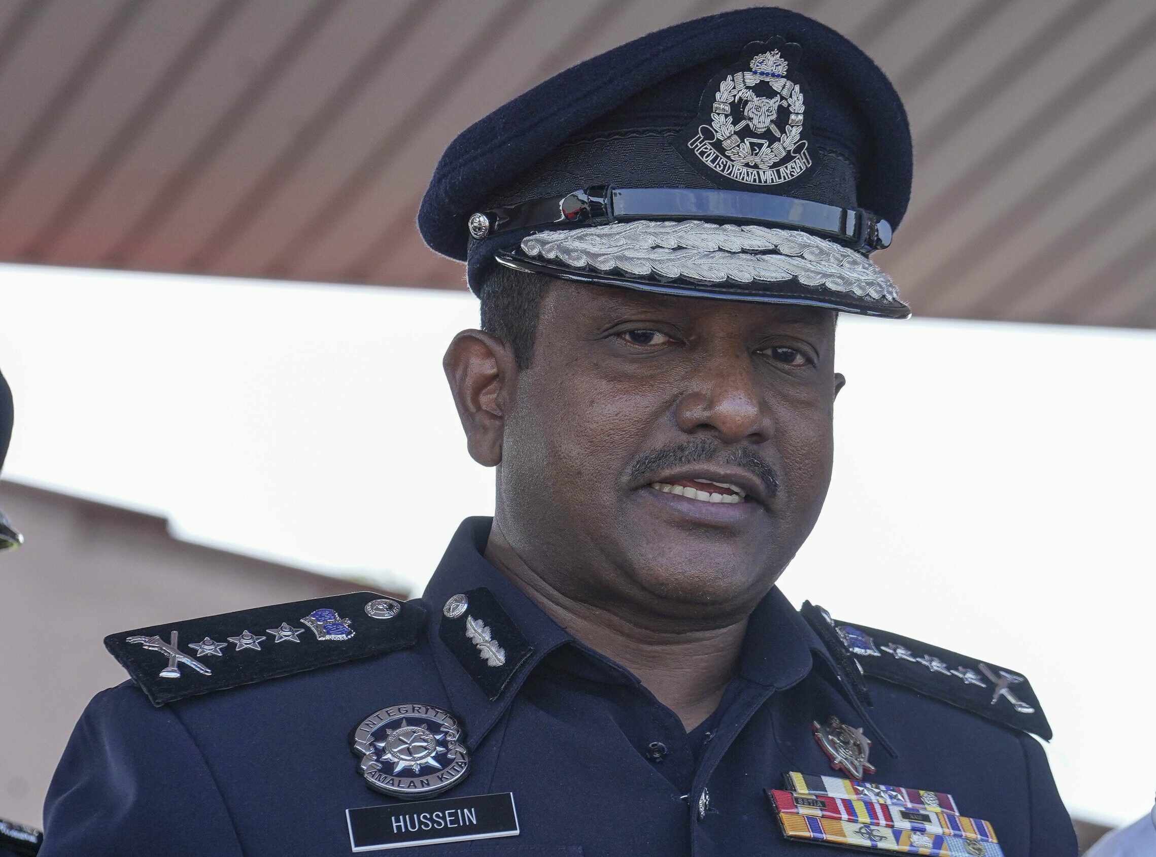 காஜாங்கிலுள்ள பேரங்காடியில் நகைகள் கொள்ளை: குற்றவாளிகள் தேடப்படுகின்றனர்