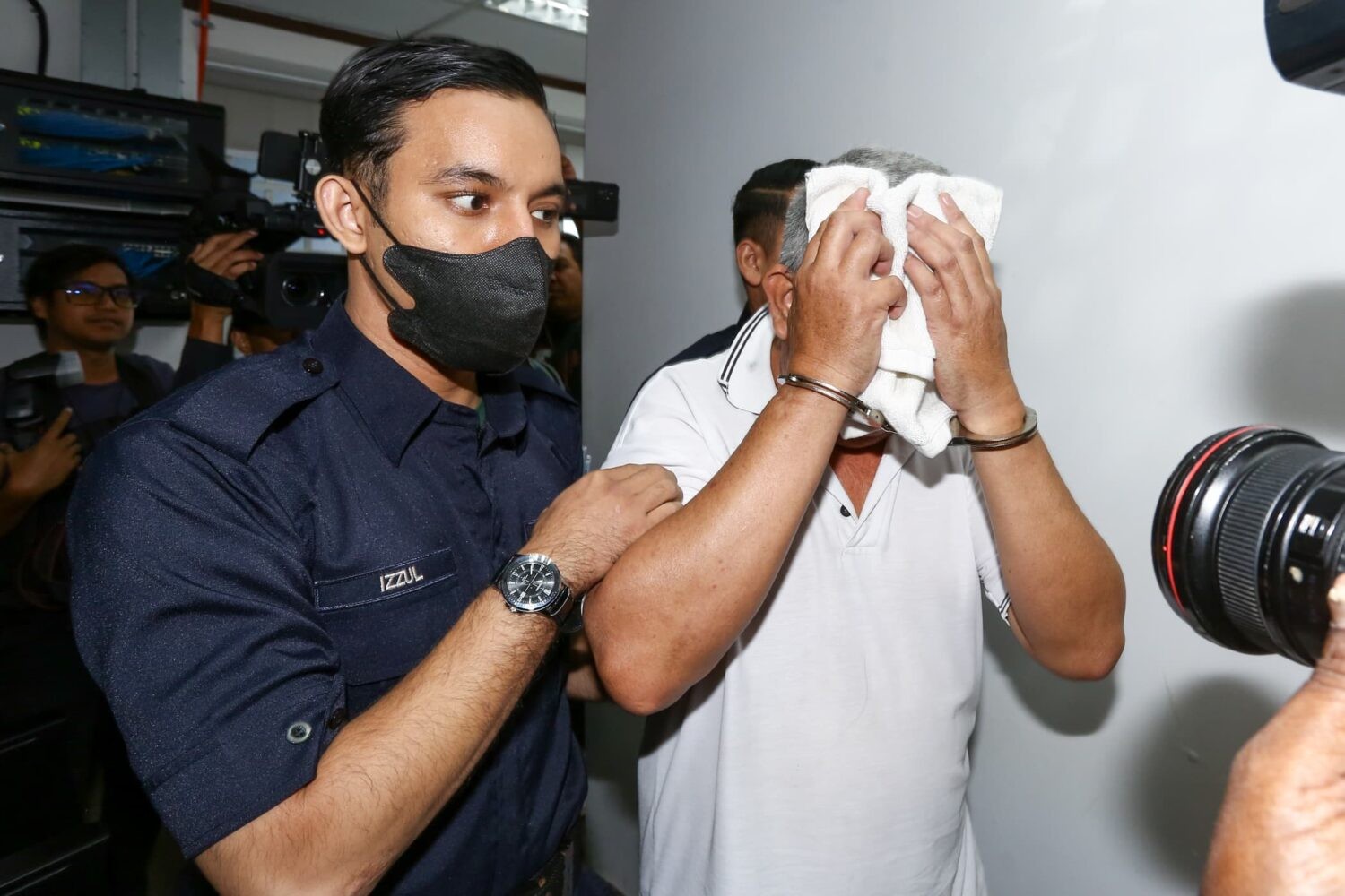 மனைவியை பலமுறை கத்தியால் குத்தி கொலை செய்ததாக கணவர் நீதிமன்றத்தில் குற்றச்சாட்டப்பட்டார்