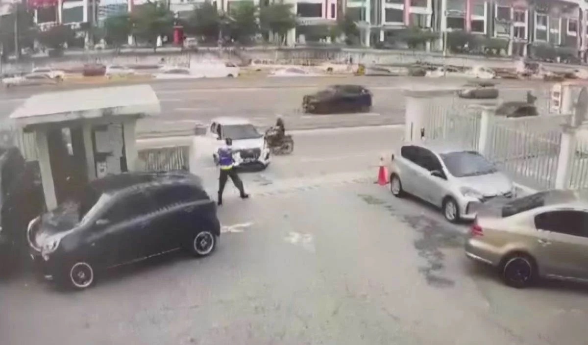 கார் மோதியதில் மோட்டார் சைக்கிளில் பயணித்த இருவர் காயம்