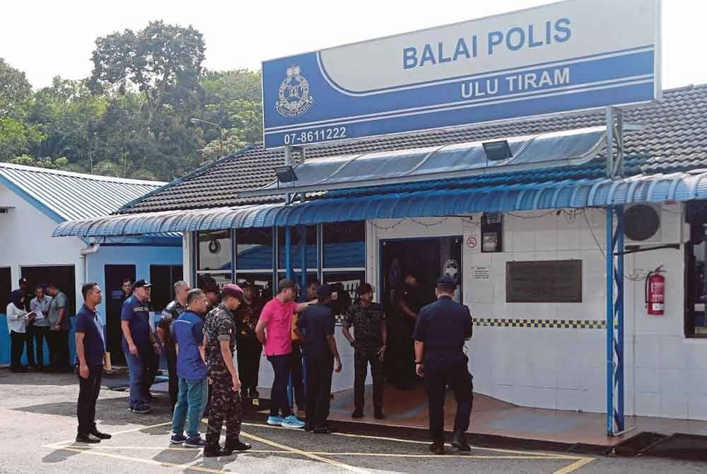 ஜொகூர், உலு திராம் போலீஸ் நிலையத்தின் மீதான தாக்குதலை நடத்திய ஆடவரின் குடும்ப உறுப்பினர்கள் மீது 9 குற்றச்சாட்டுகள் சுமத்தப்பட்டன.