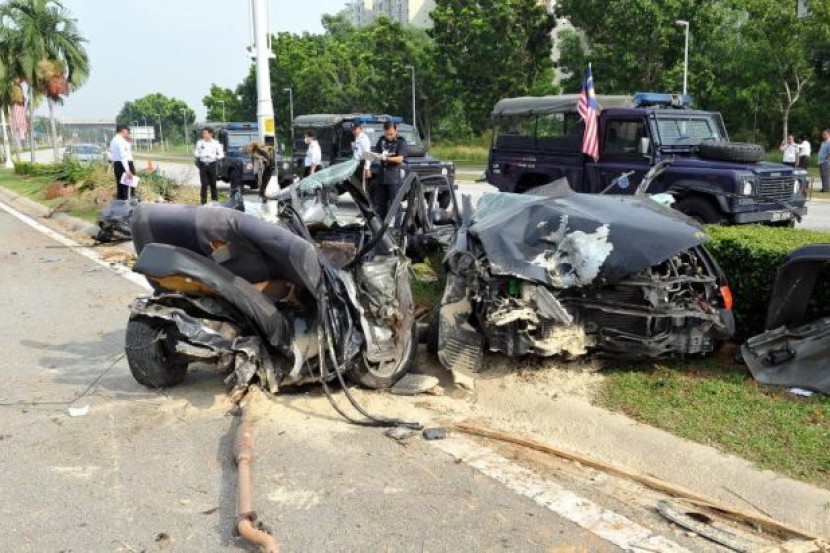 மின்சார தூணை மோதி விபத்து; மூன்று நண்பர்கள் உயிரிழந்தனர்