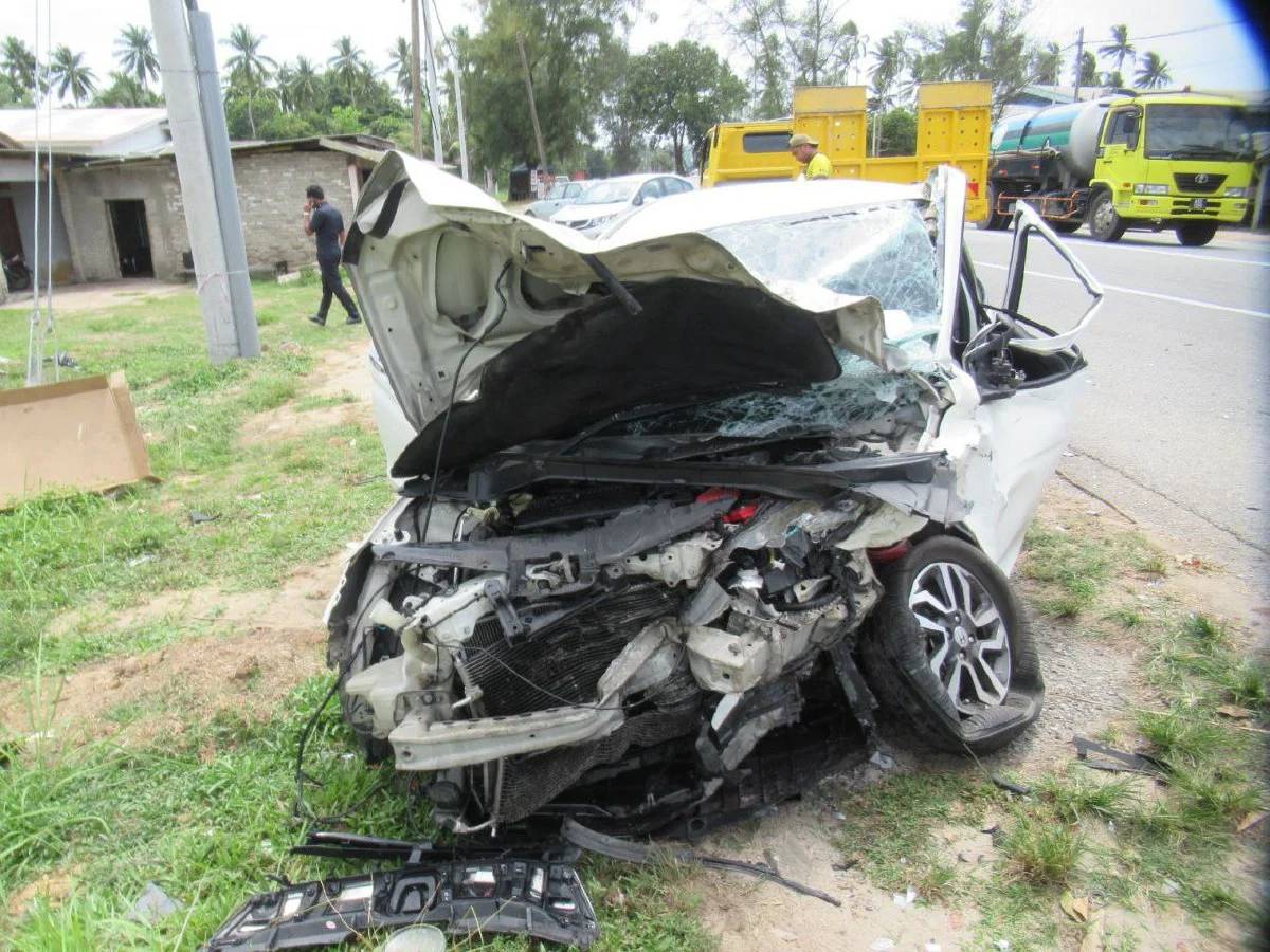 கார் விபத்துக்குள்ளாகியதை தொடர்ந்து மூவர் கைது செய்யப்பட்டனர்