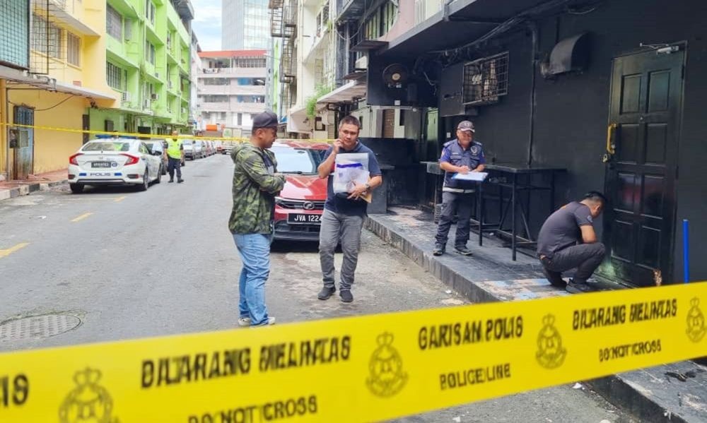 சண்டையில் ஒருவர் உயிரிழந்த வேளை, மற்றொருவர் ஆபத்தான நிலையில் இருக்கிறார்