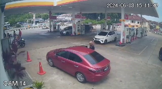 காரை திருடிக்கொண்டு தப்பிய ஆடவரை பிடிக்க போலீசார்