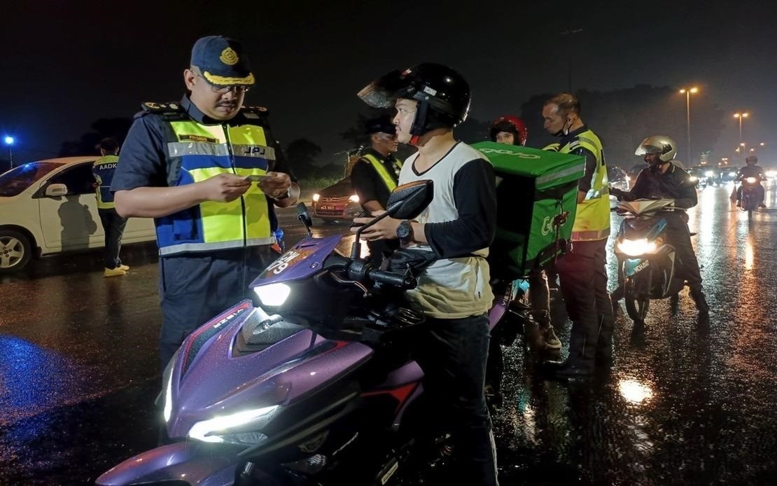 வெளிநாட்டினர் ஓட்டிச் சென்ற 13 வாகனங்கள் பறிமுதல்