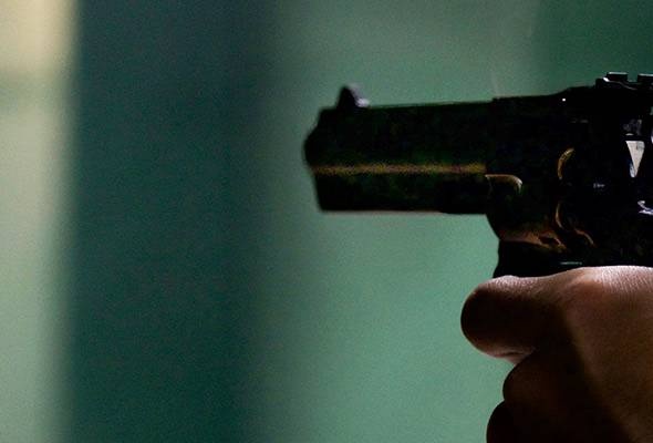 சுங்கத்துறை அதிகாரி தன்னைத்தானே சுட்டுக் கொண்டார்