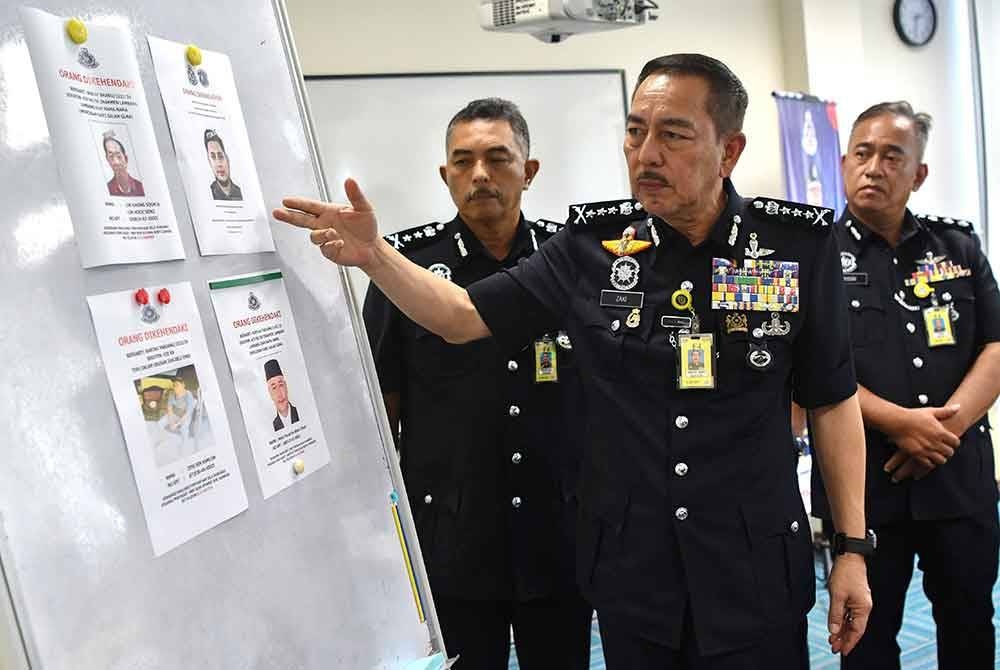 சின்னத்தை பயன்படுத்திய நான்கு பெண்கள் கைது