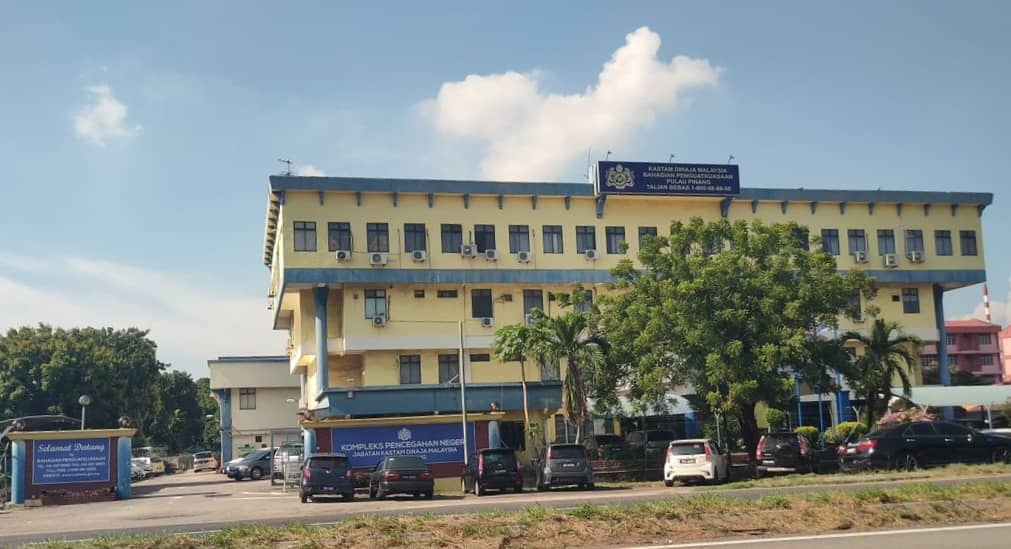 சுயமாக சுட்டுக்கொண்டதில் சுங்கத்துறை அதிகாரி படுகாயம்