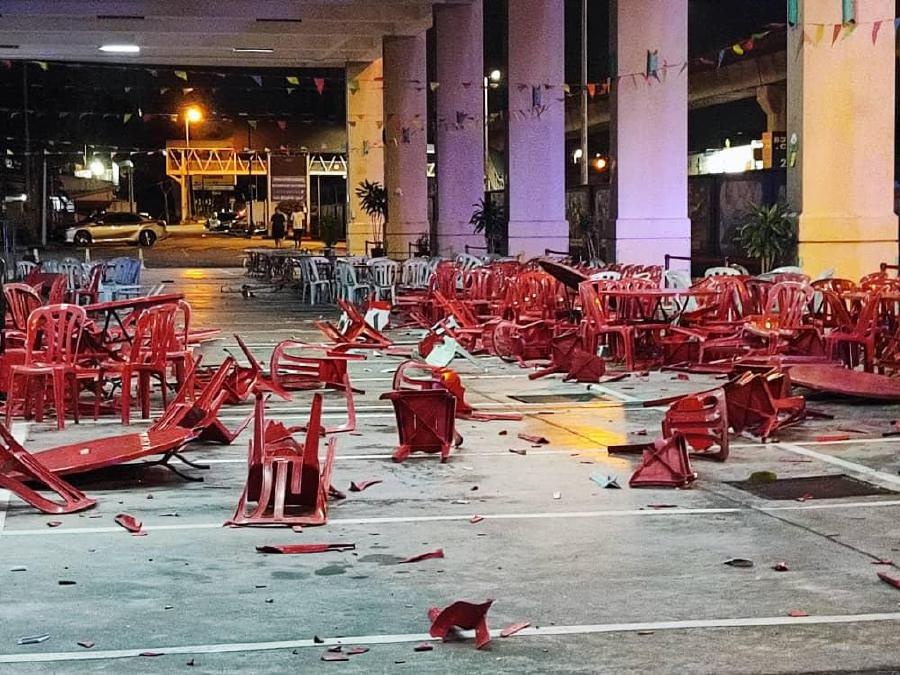 கார் மரத்தில் மோதியதில், ஓட்டுநர் அதிர்ஷ்டவசமாக உயிர் தப்பினர்