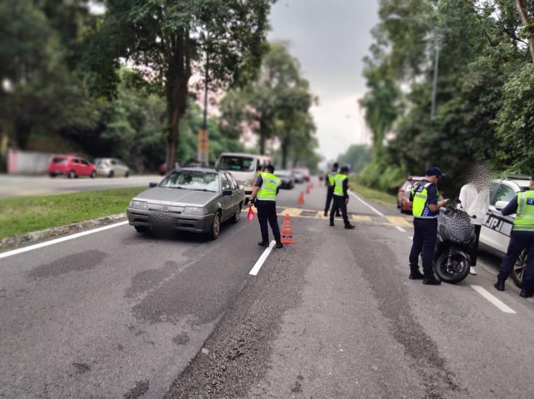 ஓட்டுநர் உரிமம் மற்றும் சாலை வரியின்றி வாகனங்களை பயன்படுத்தும் வெளிநாட்டவர்கள்