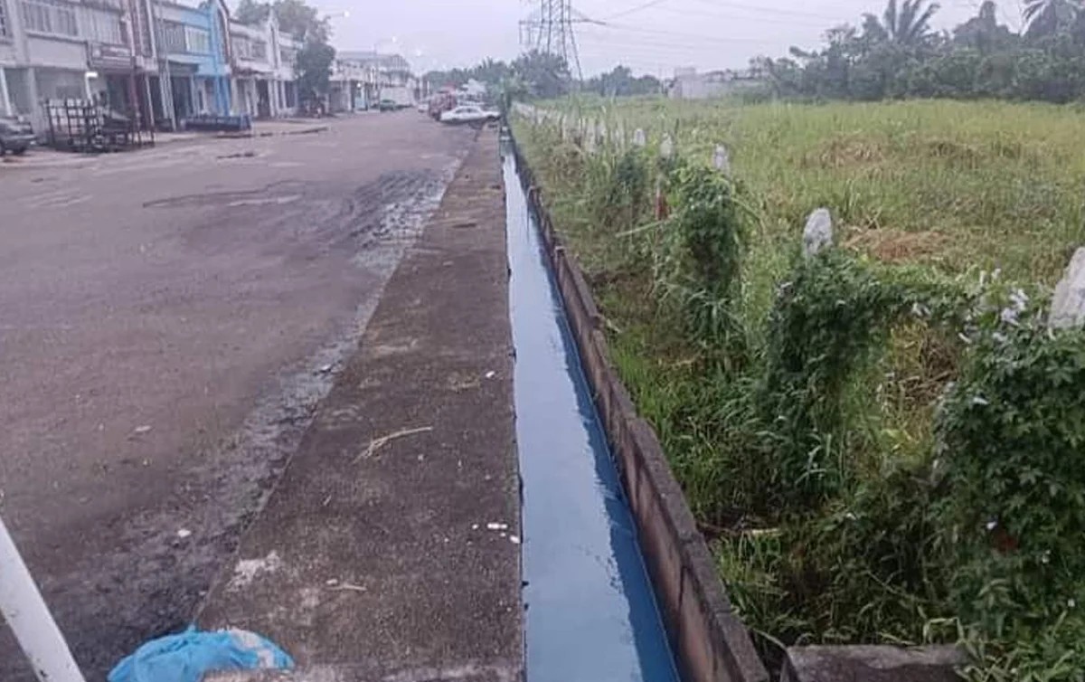 கண்டிஸ் நதி நீல நிற நீரை குறித்து போலீசார் விசாரணை