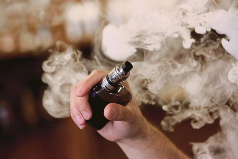 பதின்ம வயதுடையவர்கள் அதிகம் மின் சிகரெட்டை பயன்படுத்தி வருகின்றனர்