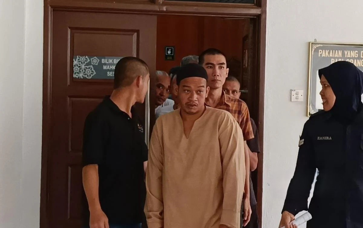 உடன் பிறந்த சகோதரனை அரிவாளால் வெட்டியதாக ஆடவர் மீது குற்றச்சாட்டு