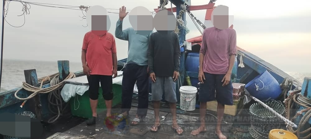 வெளிநாட்டு பணியாளர்கள் உட்பட உள்ளூர் படகு கைப்பற்றப்பட்டது