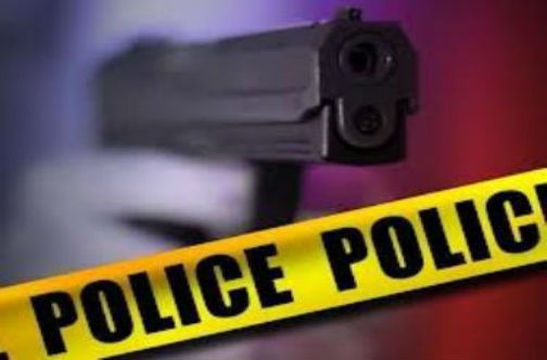 போலீசாருடன் நடந்த துப்பாக்கி சூடு சம்பவத்தில் இருவர் சுட்டுக் கொல்லப்பட்டனர்