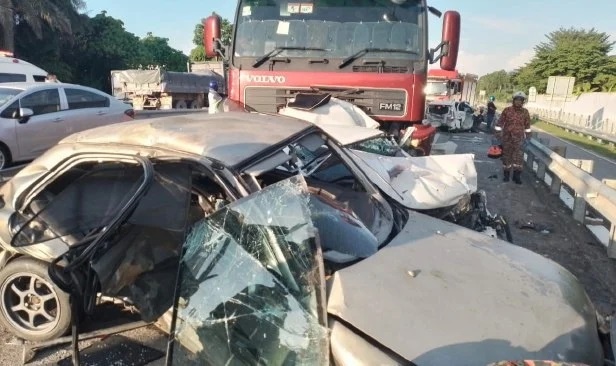 13 வாகனங்களை உட்படுத்திய சாலை விபத்து; நால்வர் படுகாயமடைந்தனர்