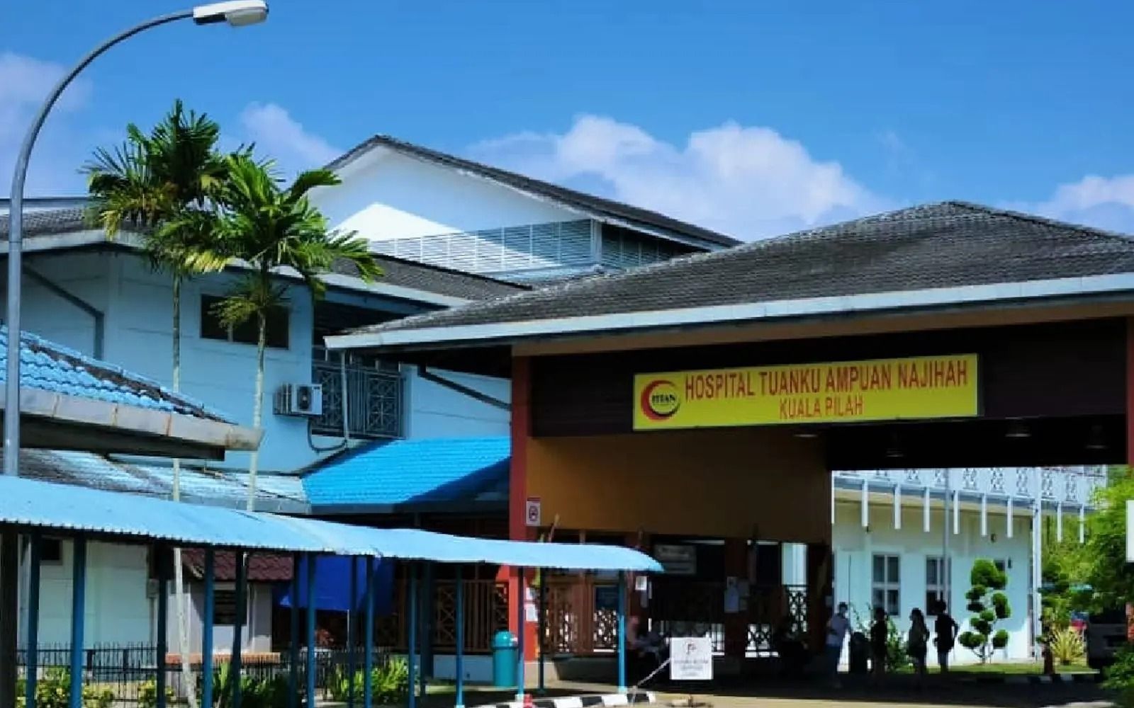 பள்ளி மண்டபத்தில் மதிய உணவை உட்கொண்ட 24 மாணவர்கள் மருத்துவமனையில் சேர்க்கப்பட்டுள்ளனர்