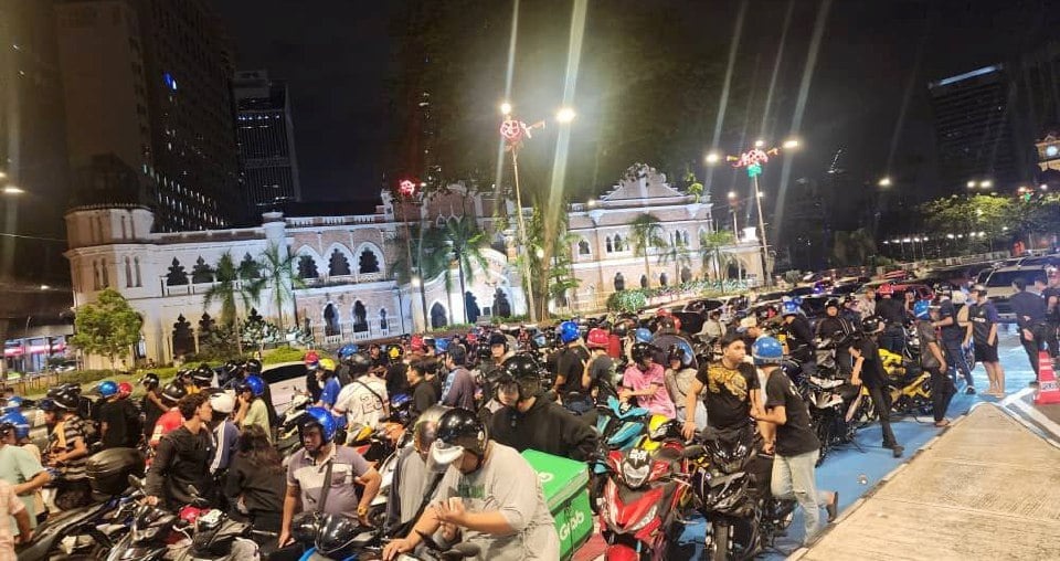 94 மோட்டார் சைக்கிள்களை போலீசார் பறிமுதல்