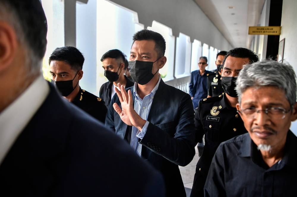 ஹம்சா ஜைனுடின் மகன் மீது லஞ்ச ஊழல் குற்றச்சாட்டு