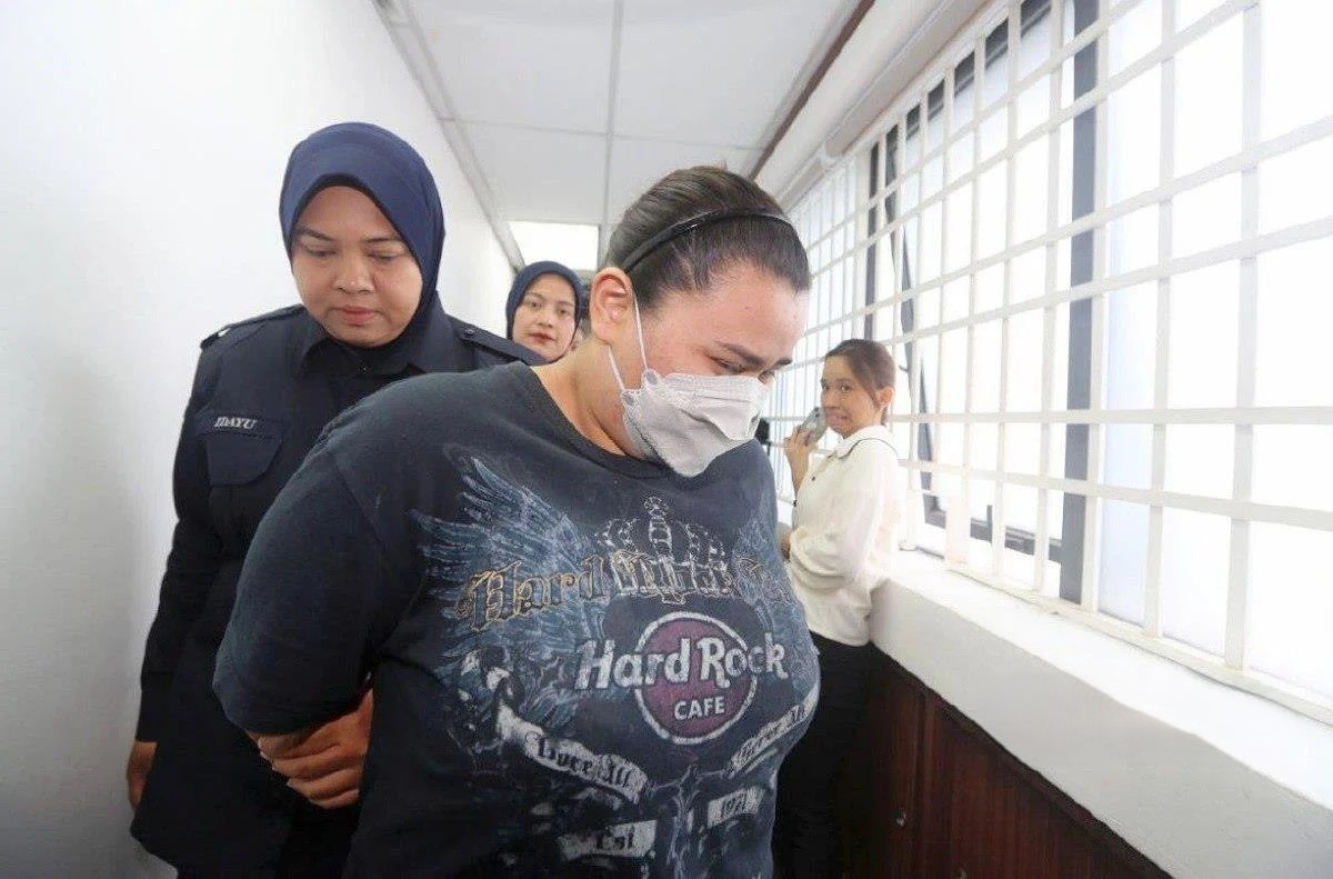 வளர்ப்பு மகளை சித்ரவதை செய்து கொலை புரிந்ததாக மாது மீது குற்றச்சாட்டு