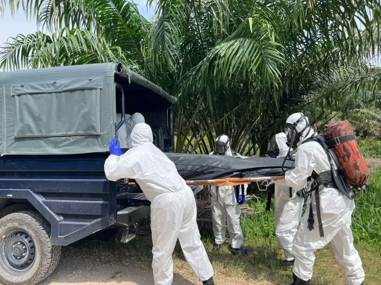 கோழிப்பண்ணை அருகில் காரில் ஆடவரின் சடலம்