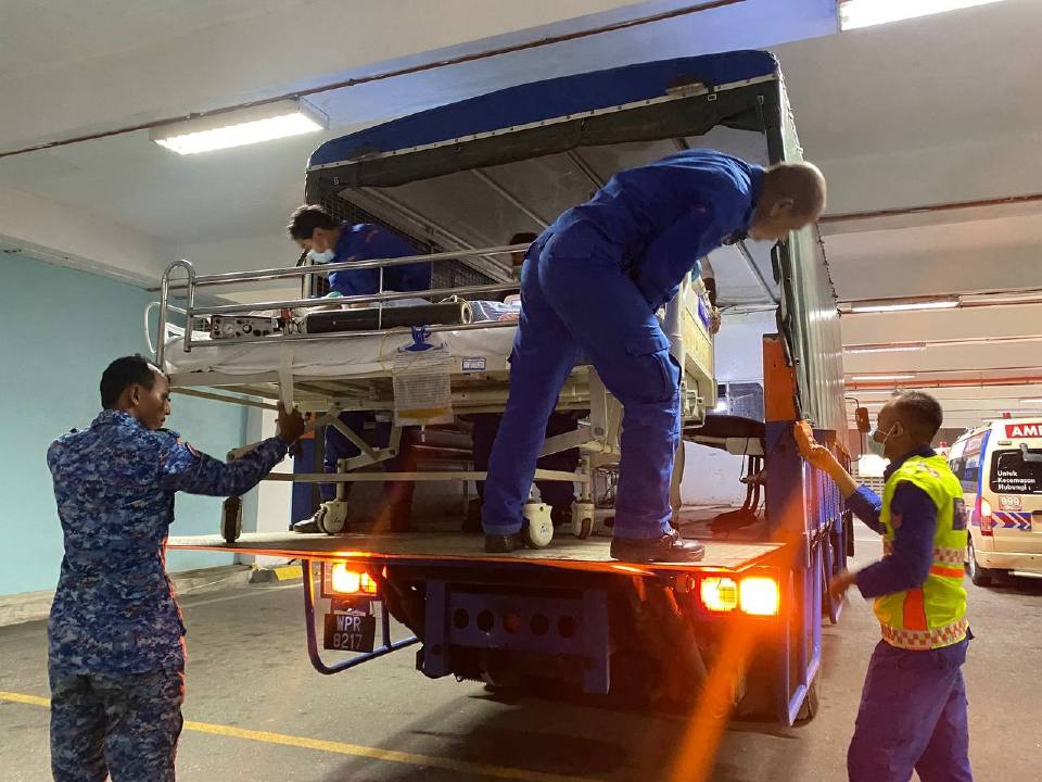 200 கிலோ உடல் பருமனான நோயாளியை மருத்துவமனையில் சேர்க்க உதவிய பொது தற்காப்பு படையினர்