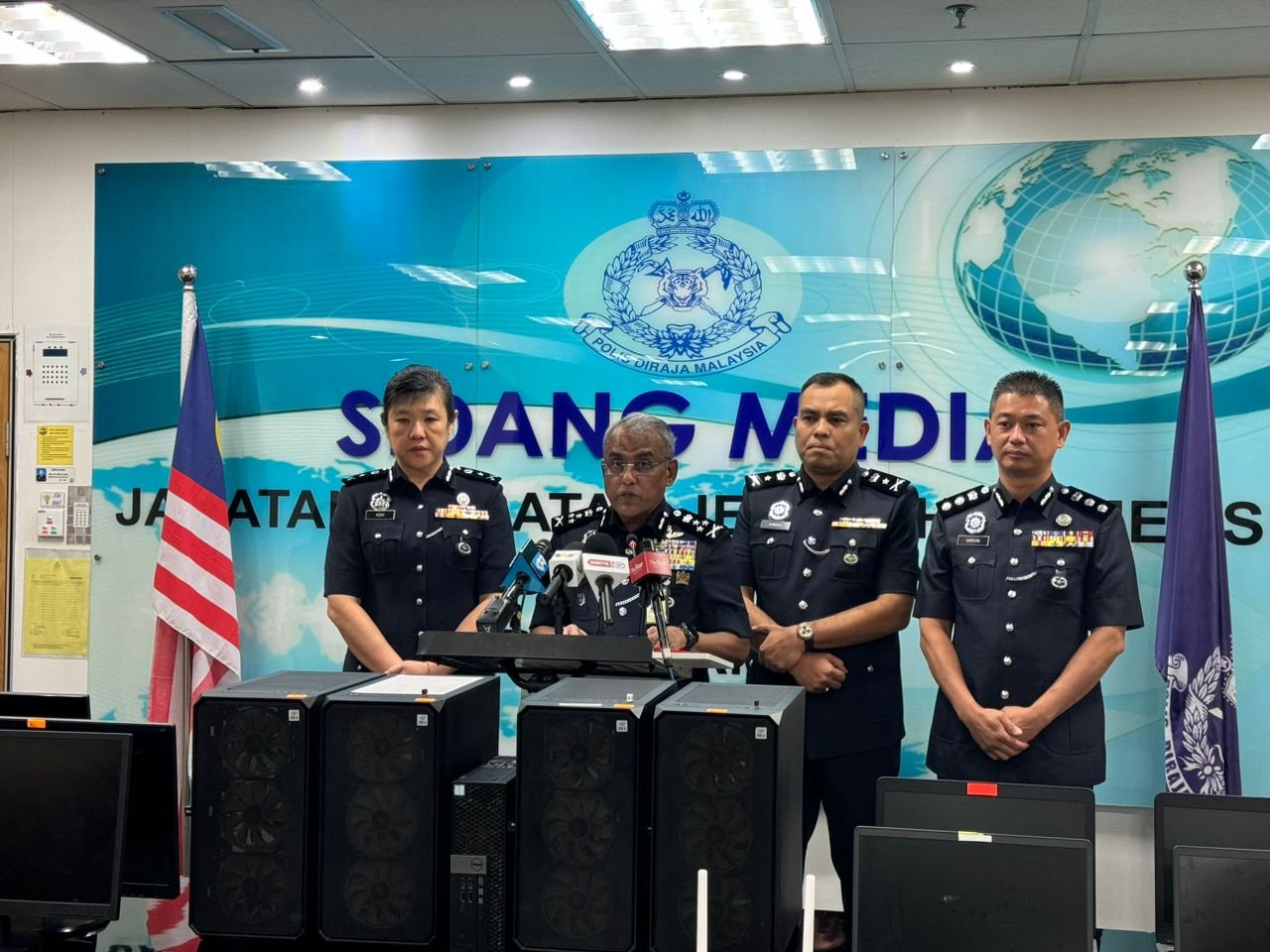 வங்கி குமாஸ்தா 24 லட்சம் வெள்ளியை அறிமுகமானவர்கள் கணக்கில் மாற்றியுள்ளார்