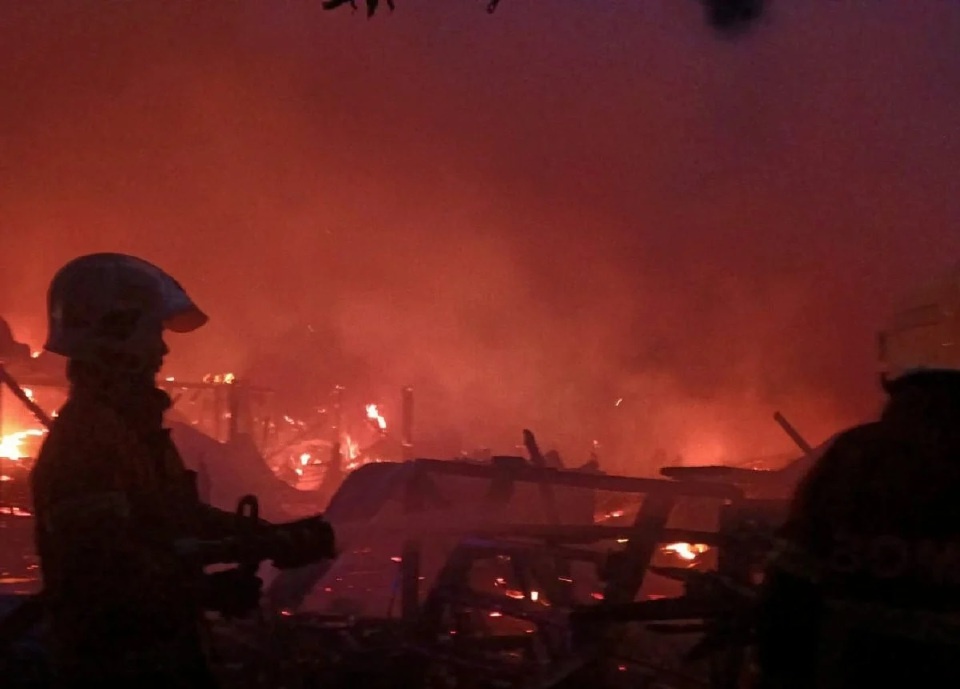 மூன்று வீடுகள் தீயில் அழிந்தன