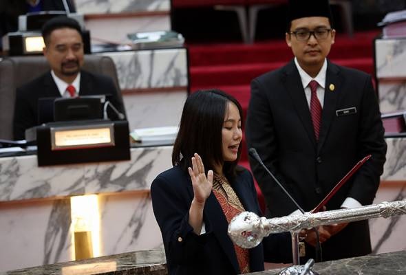 சட்டமன்ற உறுப்பினராக பதவியேற்றார் பங்க சாக் தாவோ