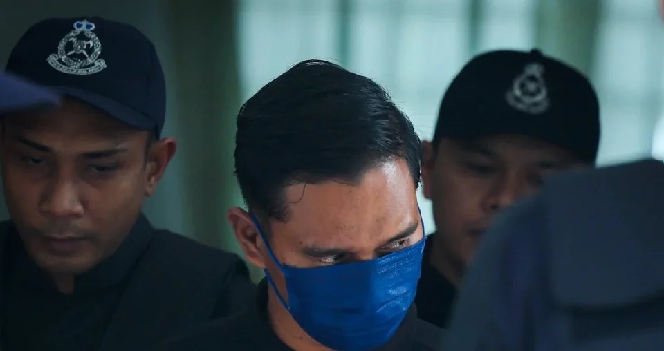 அந்த போலீஸ்காரர் பணியிடை நீக்கம்