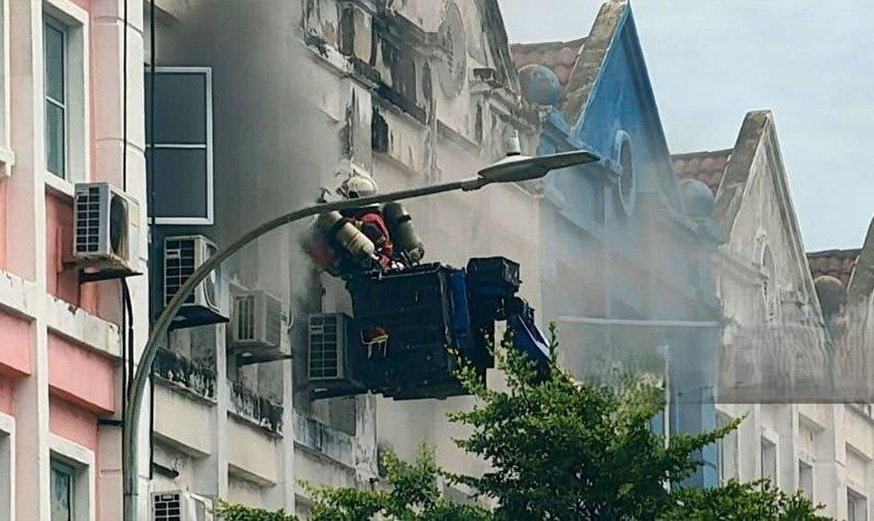 தீயில் 2 சகோதரர்கள் பலி; தயார் அவசரச் சிகிச்சை பிரிவில் அனுமதி