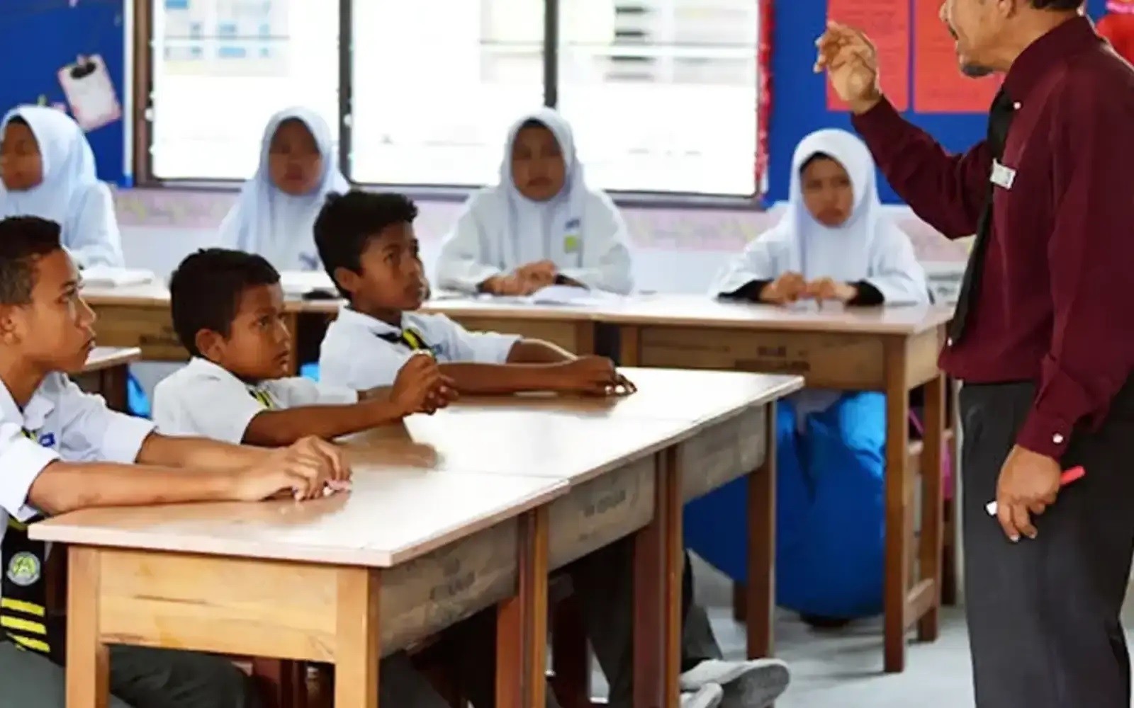 சிறந்த அடைவுநிலையைக் கொண்டிருக்காத ஆசிரியர்களுக்கு இரண்டாம் வாய்ப்பு அளிக்கப்பட வேண்டும்