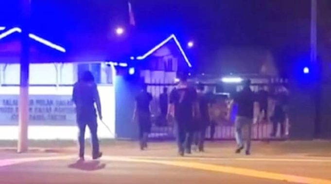 Pontian, Pekan Nanas போலீஸ் நிலையம் தாக்கப்பட்டதா?