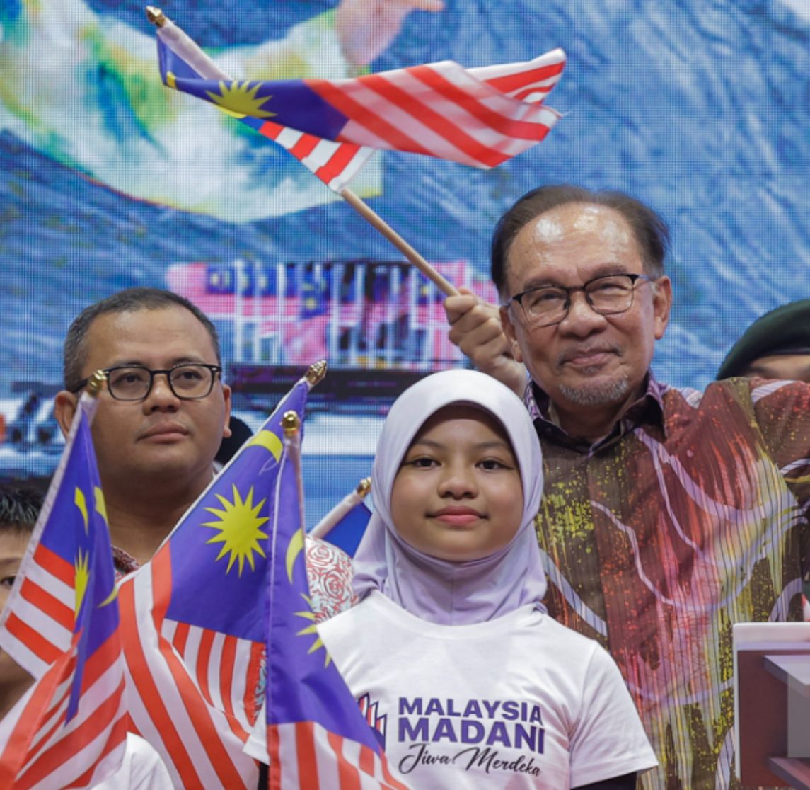 மலேசிய மக்கள் மலேசிய கொடியைப் பறக்கவிடுமாறு நாட்டின் பிரதமர் டத்தோ ஶ்ரீ அன்வார் இப்ராஹிம் கேட்டுக் கொண்டார்