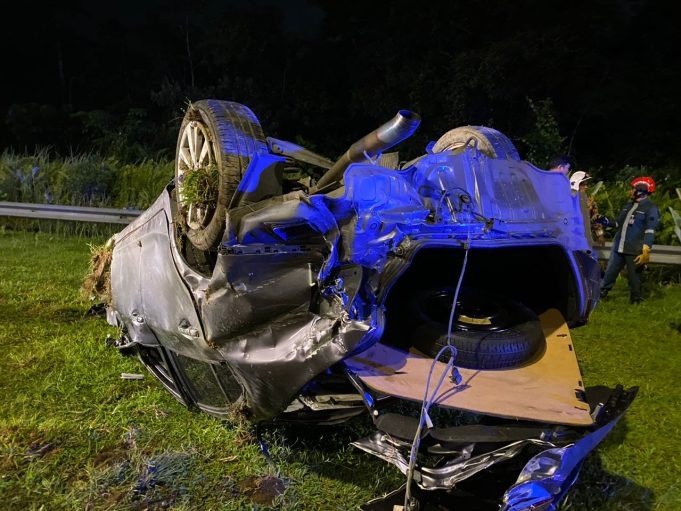 காரின் அடியில் சிக்கி மோட்டார் சைக்கிலோட்டி பலி