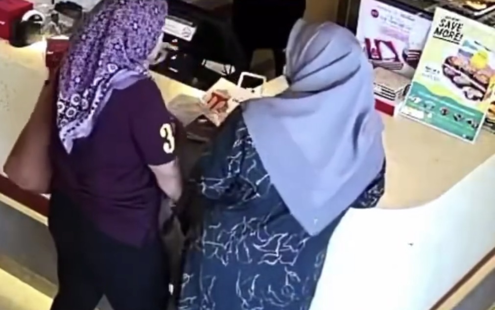 பெண்ணின் பணப்பையை அடையாளம் தெரியாத நபர் ஒருவர் கொள்ளையிட்ட சம்பவம்