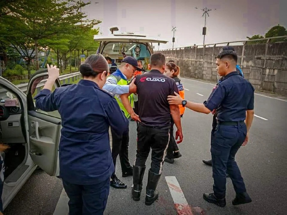 குடிபோதையில் வாகனம் ஓட்டியதாக கருதப்படும் கார் மோதியதில் போக்குவரத்து காவலர் ஒருவர் காயமடைந்தார்