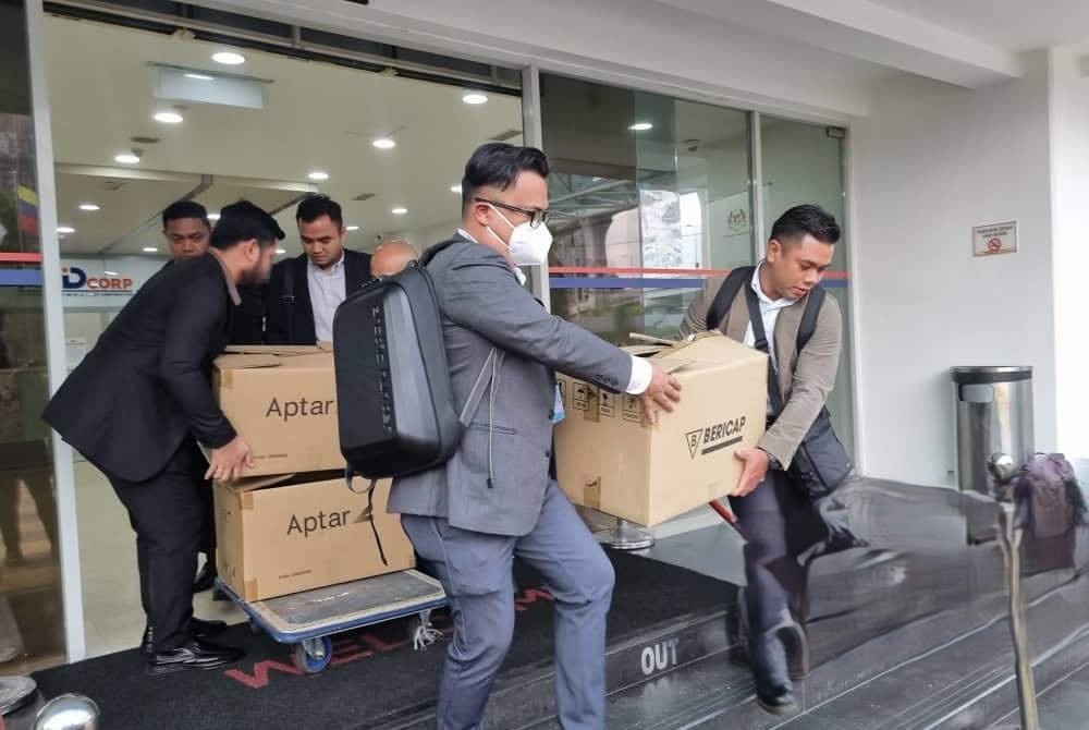 மூன்று பெட்டிகளில் கோப்புகள் பறிமுதல்