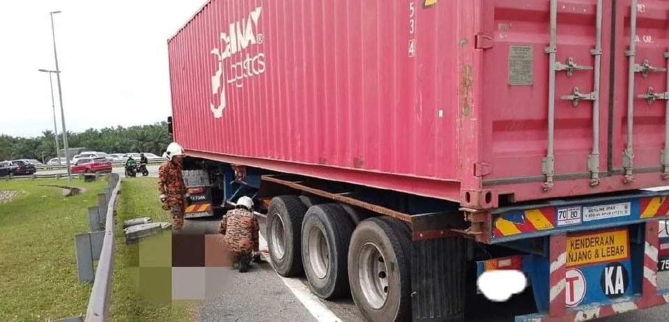 கொள்கலன் லாரியில் சிக்கி 80 மீட்டர் வரையில் இழுத்துச்செல்லப்பட்ட பெண் படுகாயம்