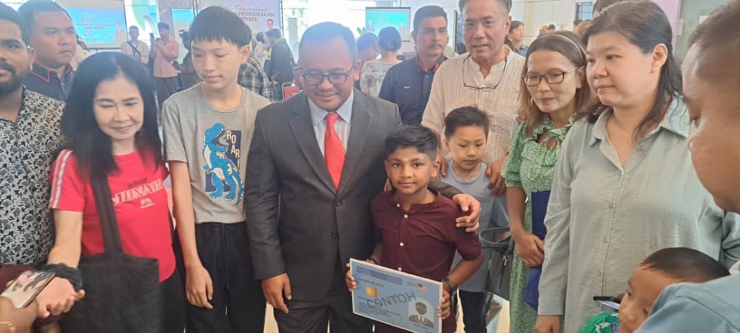 அடையாள ஆவணங்கள் ஒப்படைப்பு நிகழ்வு