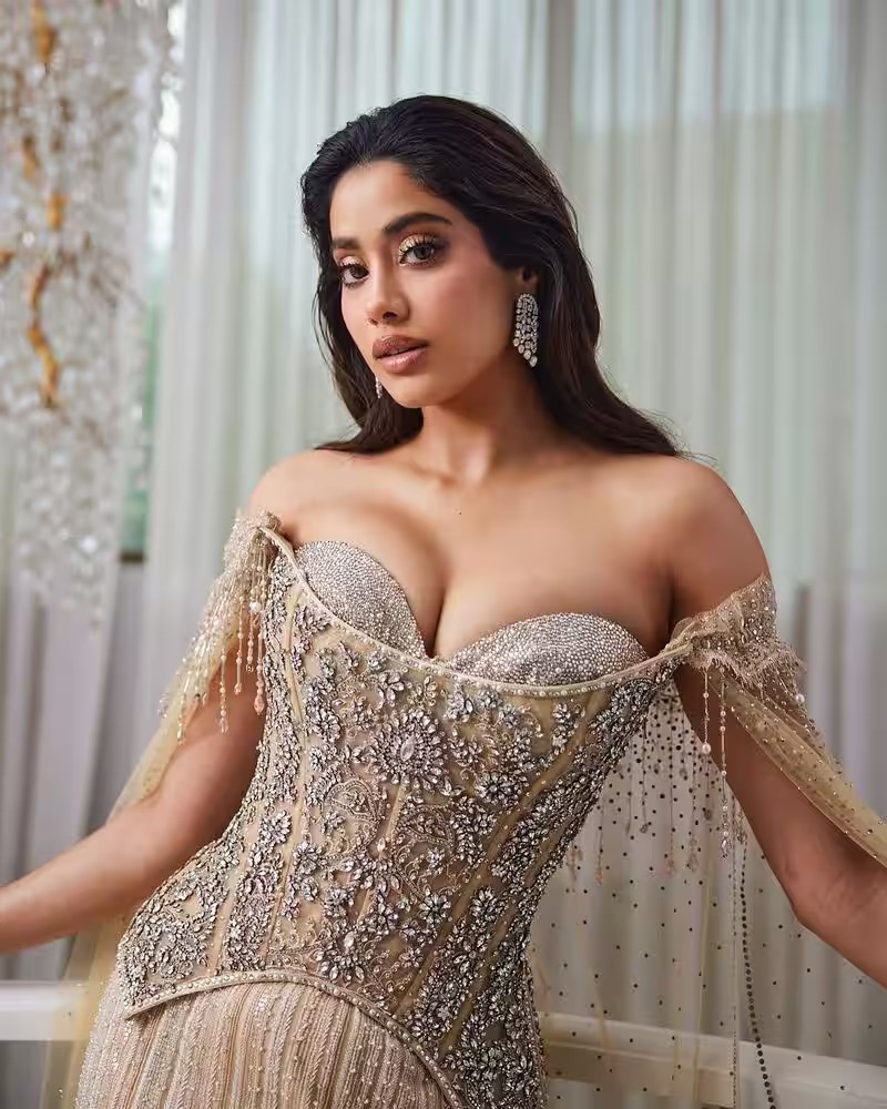 அம்பானி குடும்ப திருமணத்தில் மாடர்ன் ஆடையில் ‘ஷாக்’ கொடுத்த ஜான்வி கபூர்.. ஸ்டைலிஷ் போட்டோஸ் வைரல்!