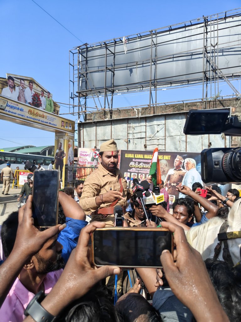 தாத்தா வராரு!! இந்தியன் 2 படத்தை பார்க்க குதிரையில் வந்து அலப்பறை செய்த கூல் சுரேஷ்..