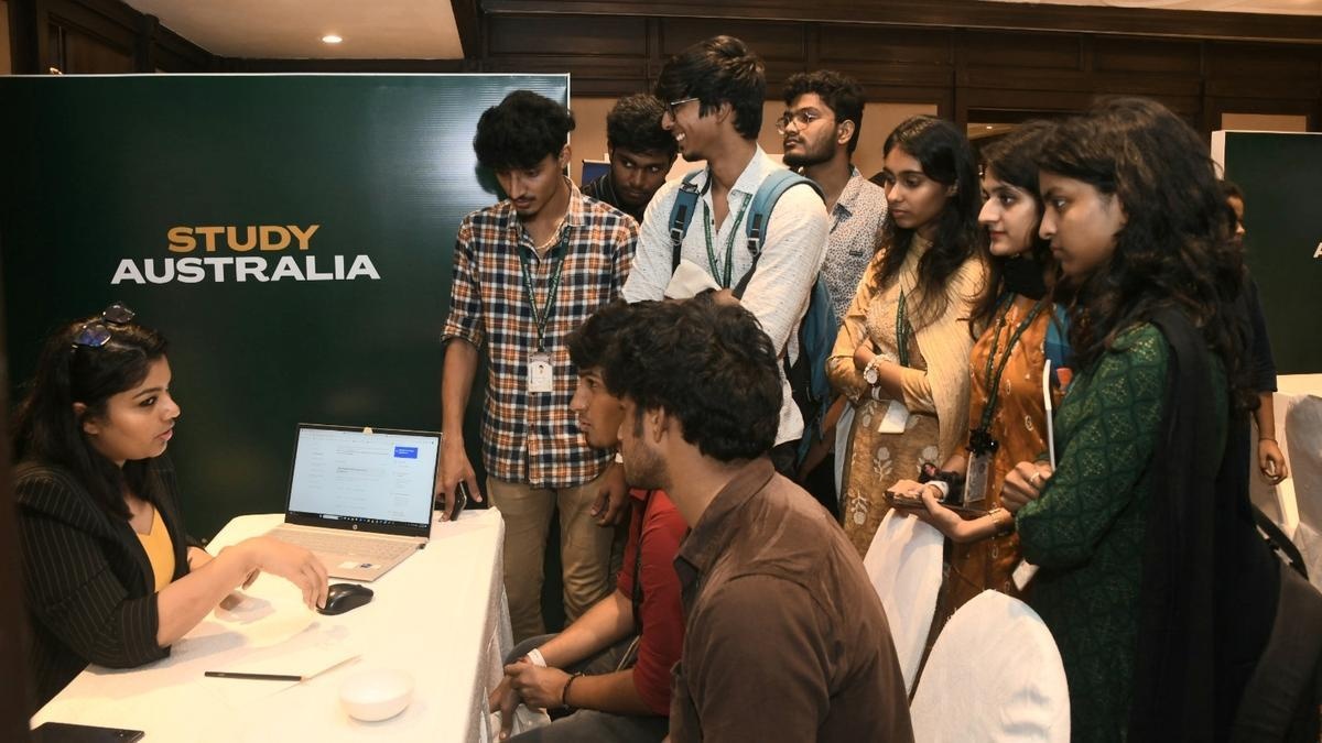 வெளிநாட்டு மாணவர்களுக்கான விசா கட்டணத்தை இரு மடங்கு உயர்த்திய ஆஸ்திரேலியா