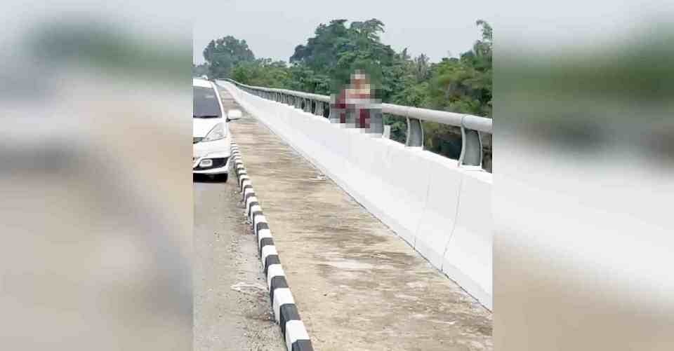 பாலத்திலிருந்து குதித்து தற்கொலை செய்து கொள்ள நினைத்த 40 வயது மாதுவை பொதுமக்கள காப்பாற்றி உள்ளனர்