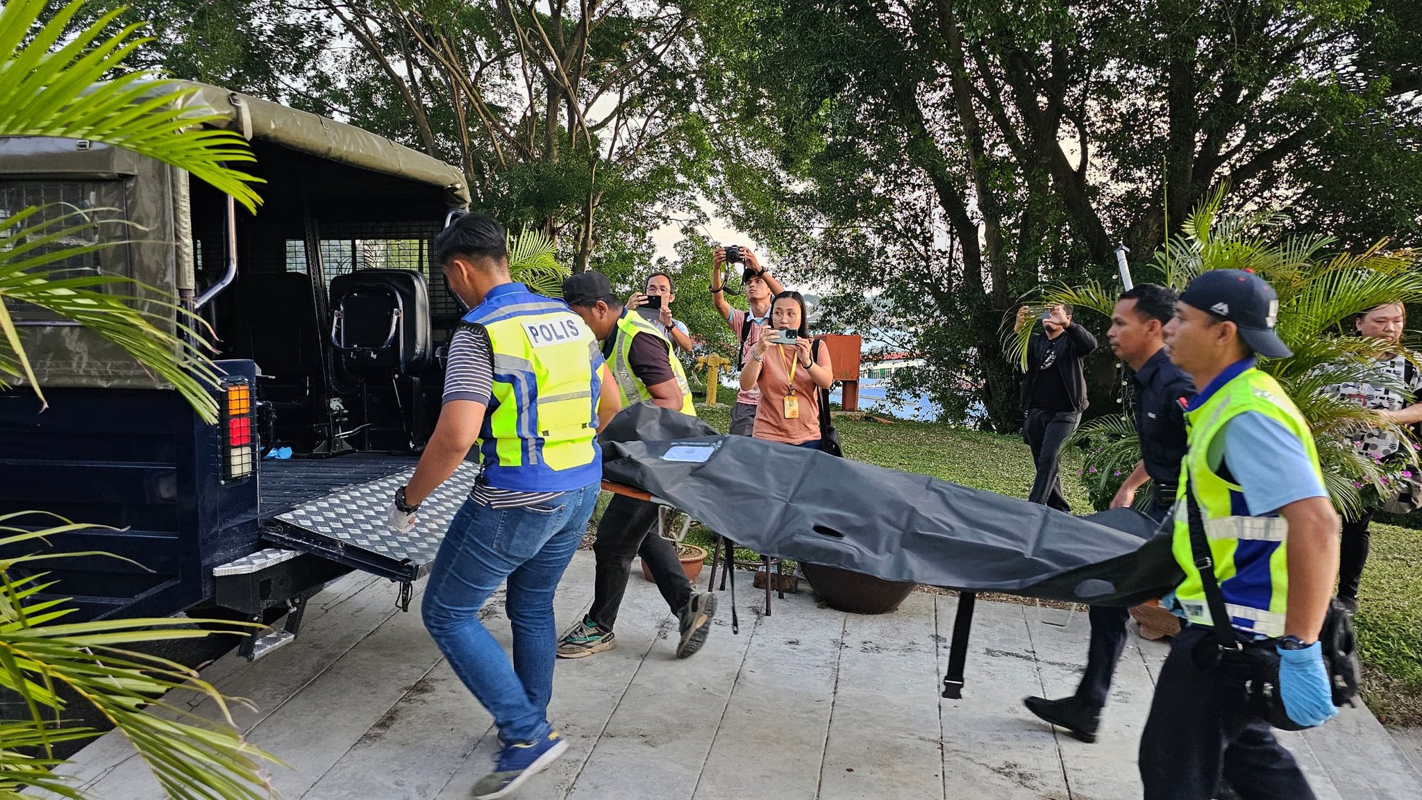 கழுத்தில் காயங்களுடன் இறந்துகிடந்த முதியவர்.