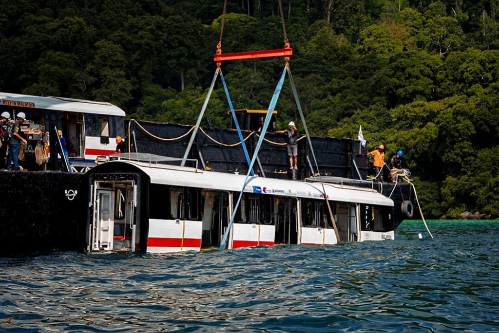 தியோமான் கடலடியில் இரண்டு LRT ரயில் பெட்டிகள்