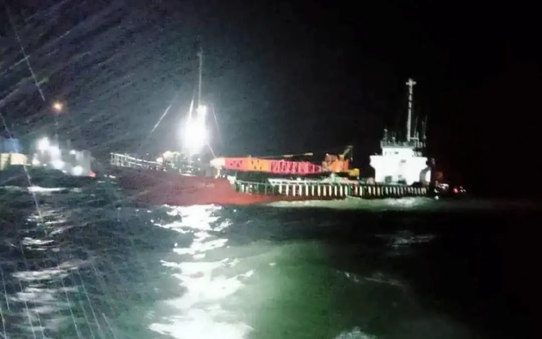 கப்பல் மூழ்கியது, பத்து பேர் உயிர்த் தப்பினர்