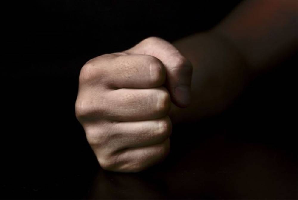 பிரமுகர் தாக்கியதாக ஆடவர் புகார்